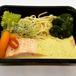 Le filet de saumon, sauce béarnaise, légumes et pâtes